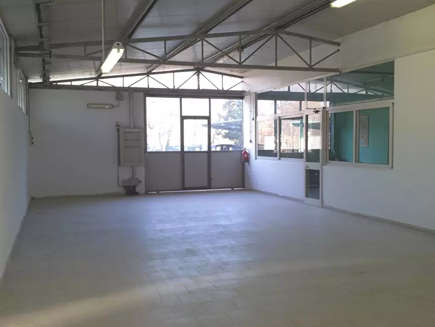 Immagine 7 di Attività artigianale in affitto  a Massa