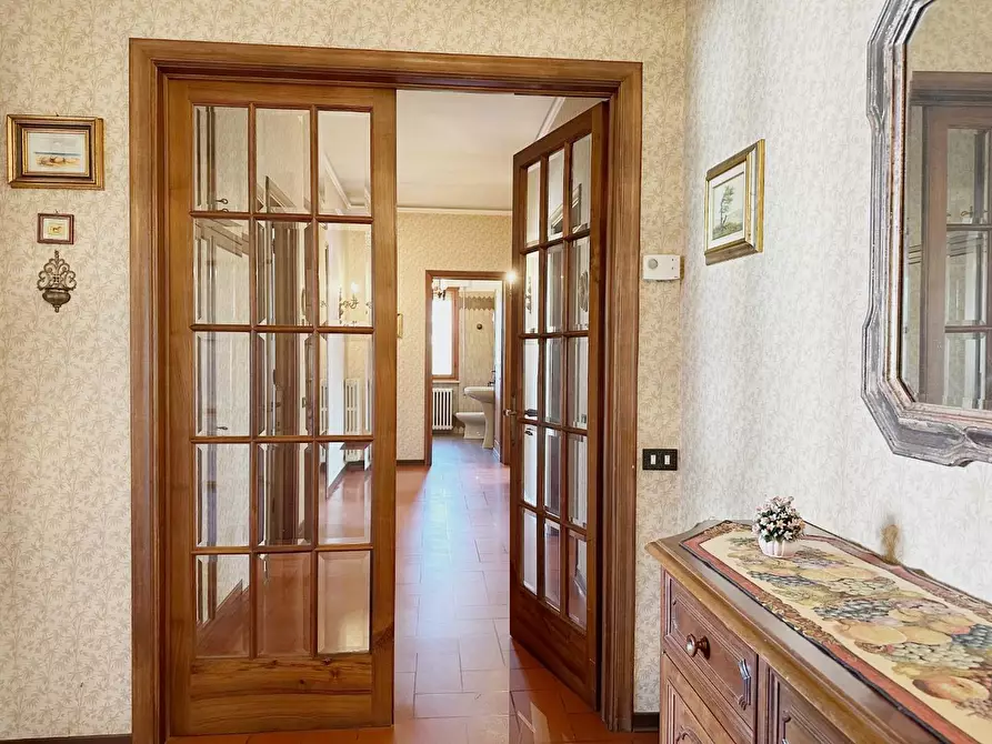 Immagine 8 di Villa in vendita  a Lucca