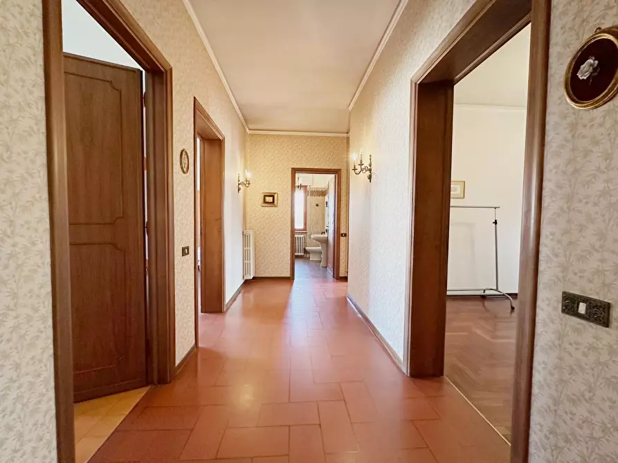 Immagine 9 di Villa in vendita  a Lucca