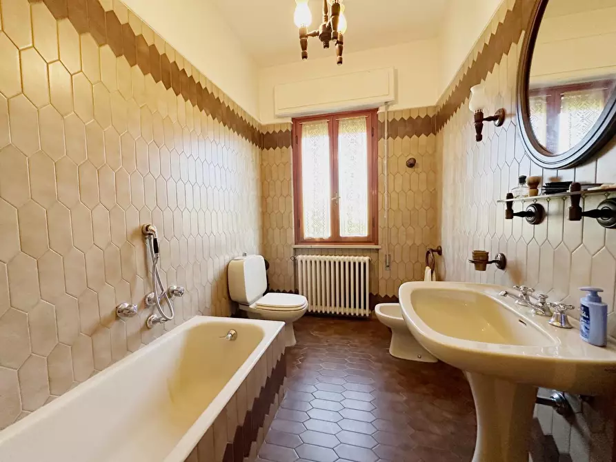 Immagine 21 di Villa in vendita  a Lucca