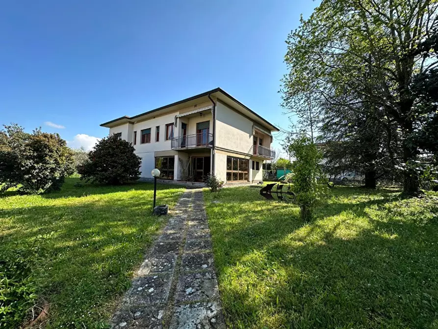 Immagine 1 di Villa in vendita  a Lucca