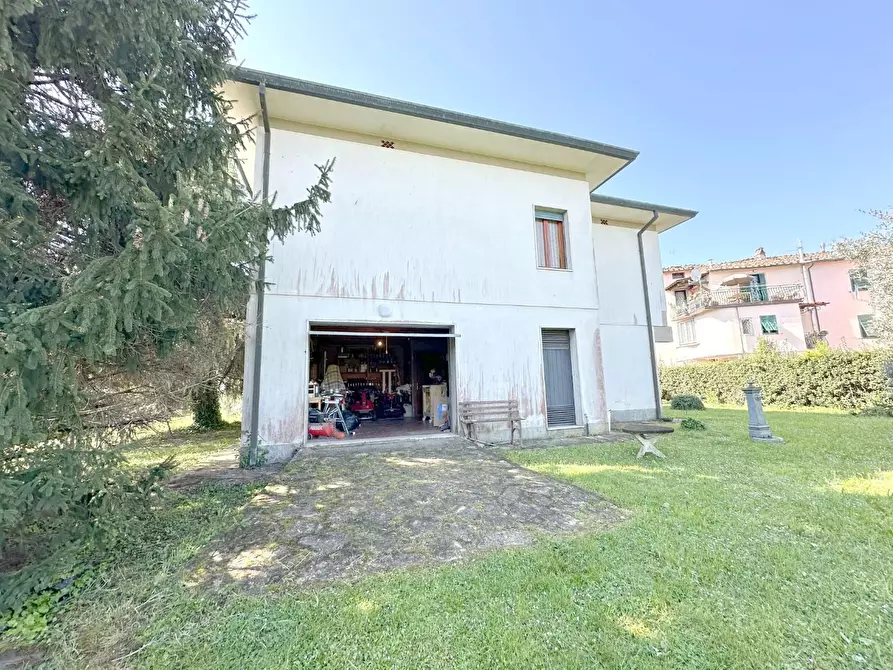 Immagine 28 di Villa in vendita  a Lucca