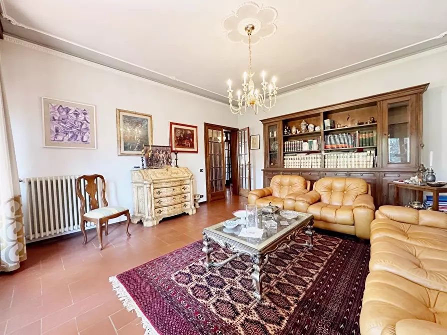 Immagine 4 di Villa in vendita  a Lucca