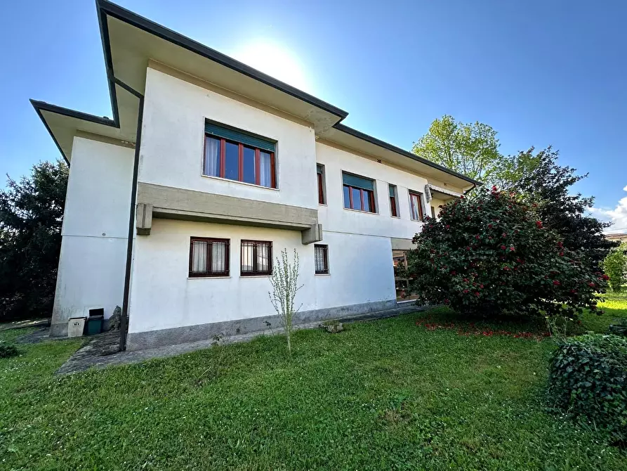 Immagine 34 di Villa in vendita  a Lucca
