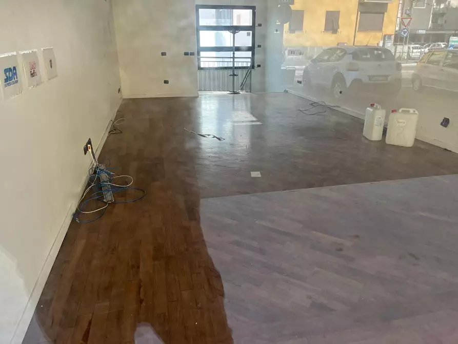 Immagine 2 di Locale commerciale in vendita  a Massa