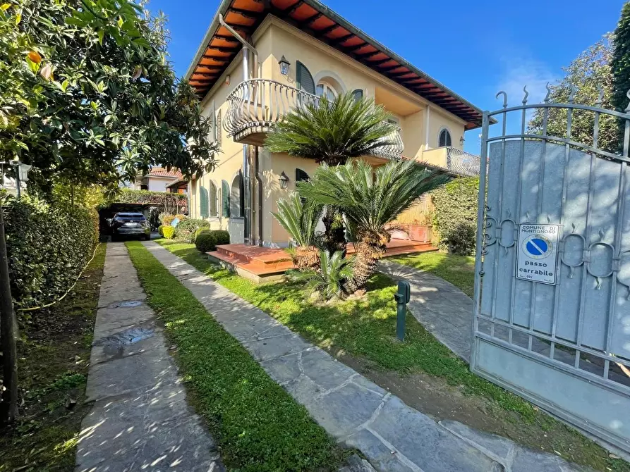 Immagine 1 di Casa bifamiliare in affitto  a Montignoso
