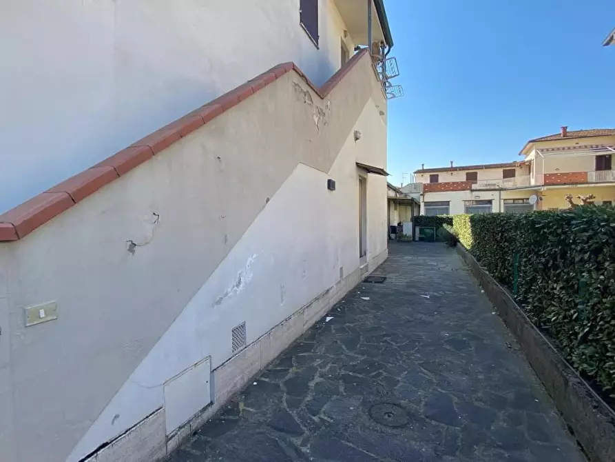 Immagine 2 di Negozio in vendita  a Ponsacco