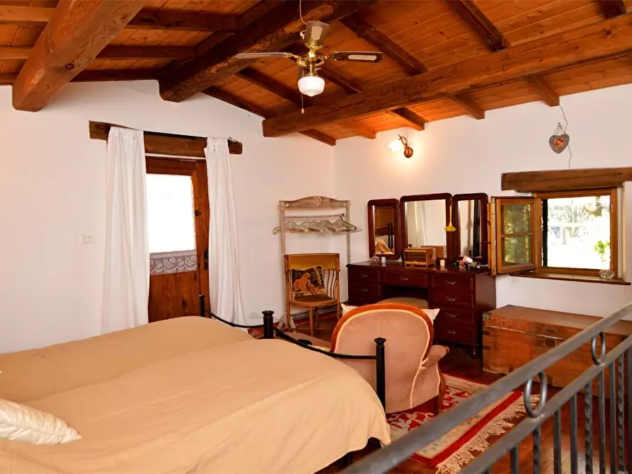 Immagine 12 di Casa colonica in vendita  a Lucca