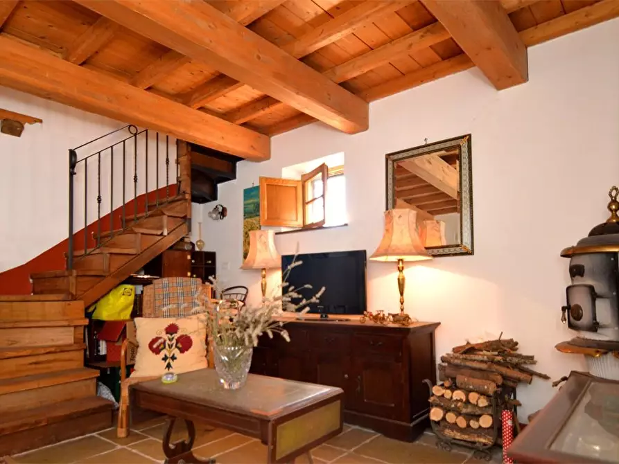 Immagine 11 di Casa colonica in vendita  a Lucca