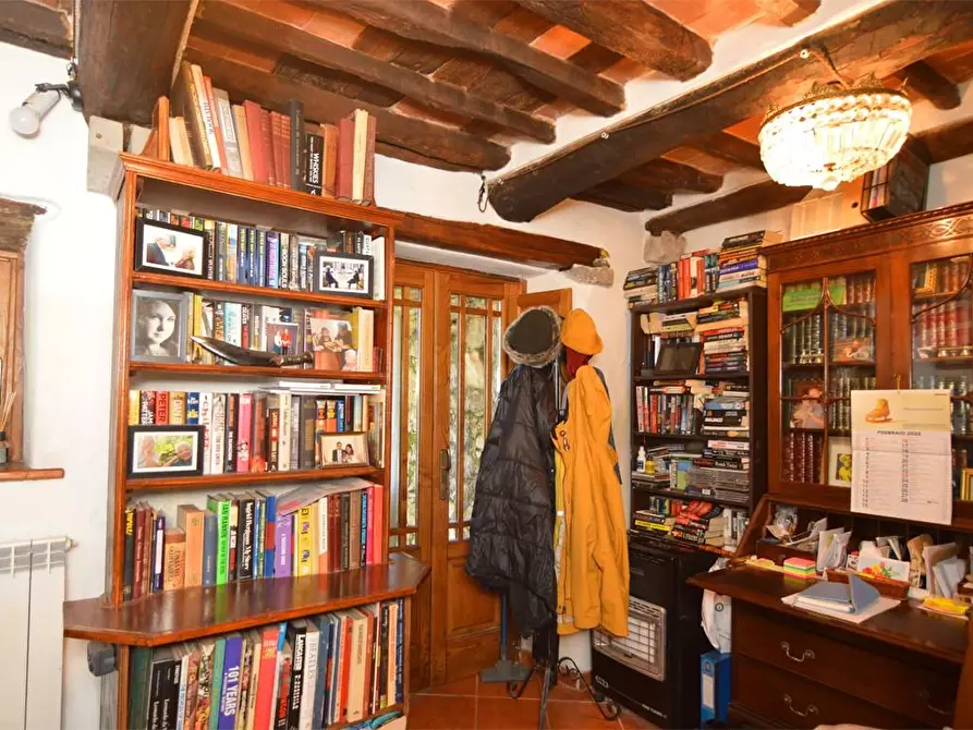 Immagine 27 di Casa colonica in vendita  a Lucca