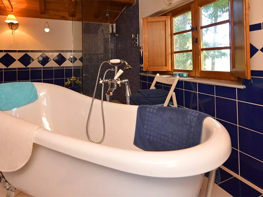 Immagine 18 di Casa colonica in vendita  a Lucca