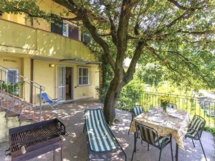 Immagine 2 di Villa in vendita  a Massa