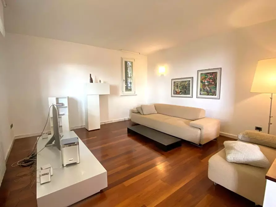 Immagine 4 di Villa in vendita  a Massa