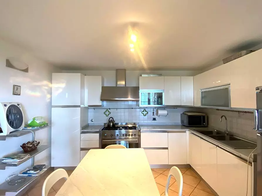 Immagine 9 di Villa in vendita  a Massa