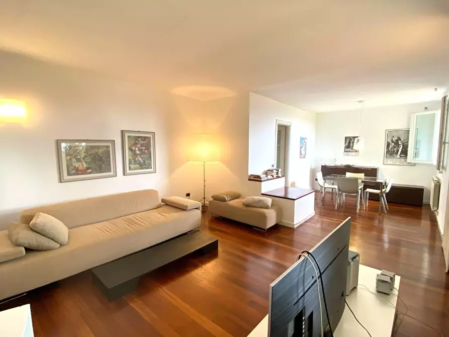 Immagine 6 di Villa in vendita  a Massa