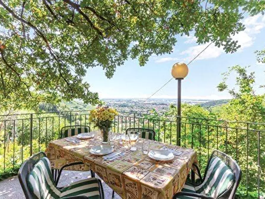 Immagine 3 di Villa in vendita  a Massa