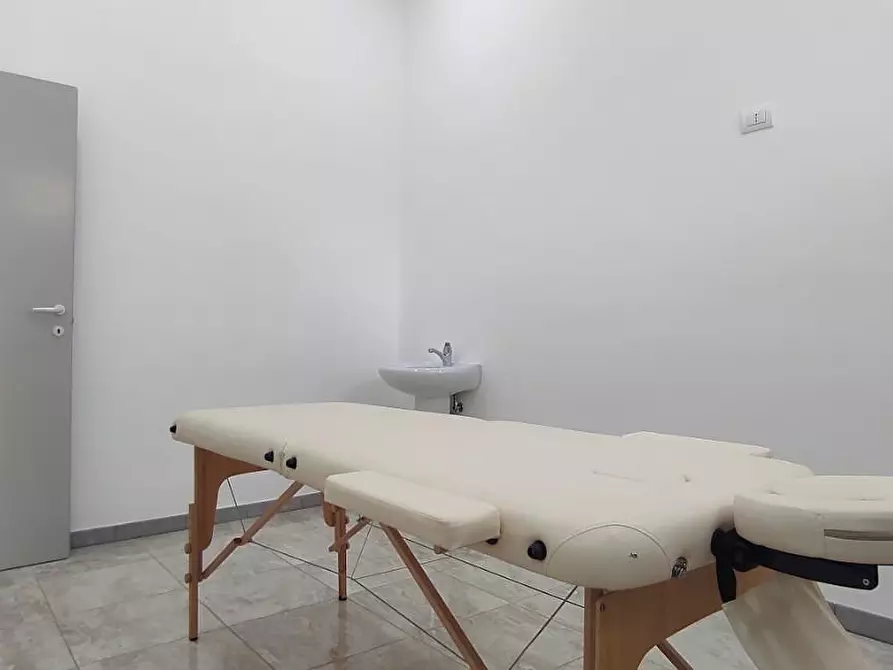 Immagine 11 di Ufficio in affitto  a Roma