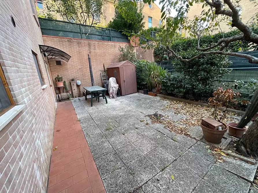 Immagine 2 di Appartamento in vendita  a Siena