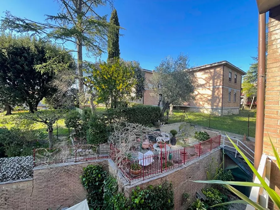 Immagine 17 di Appartamento in vendita  a Siena