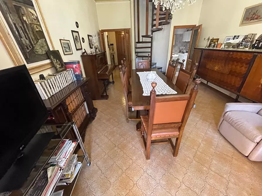 Immagine 11 di Appartamento in vendita  a Siena