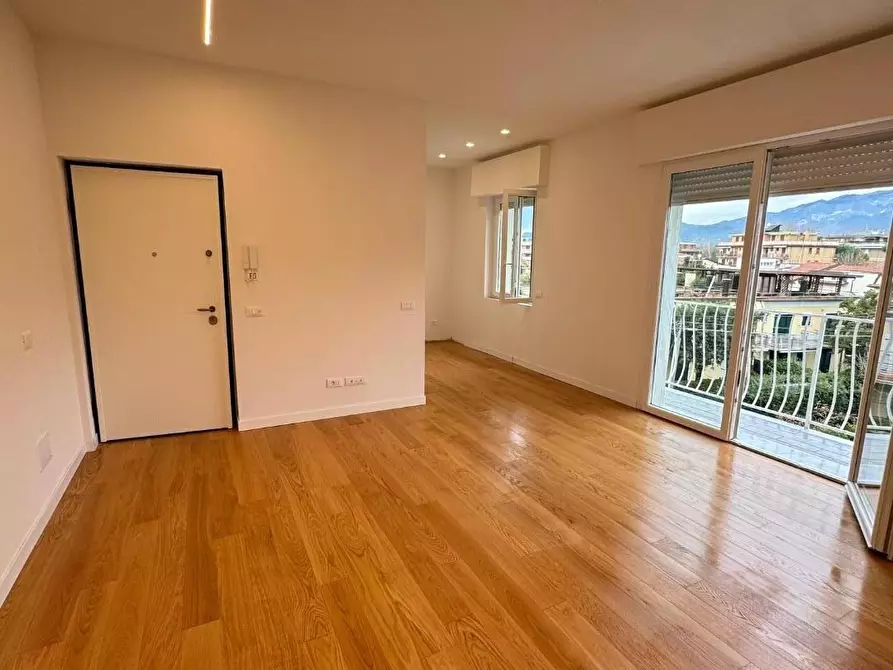 Immagine 1 di Appartamento in vendita  a Massa