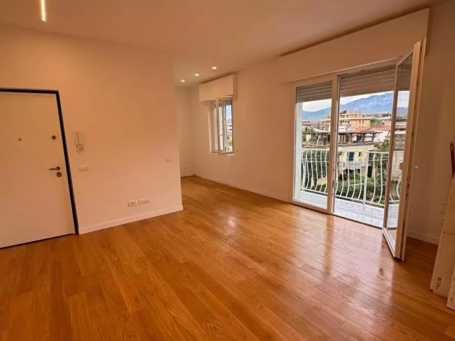 Immagine 2 di Appartamento in vendita  a Massa