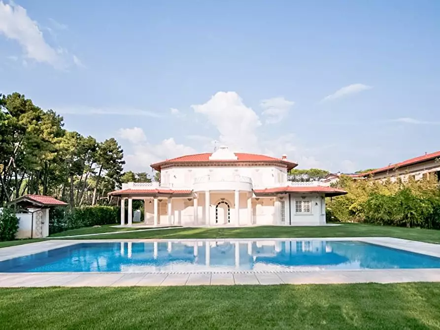 Immagine 5 di Villa in vendita  a Forte Dei Marmi