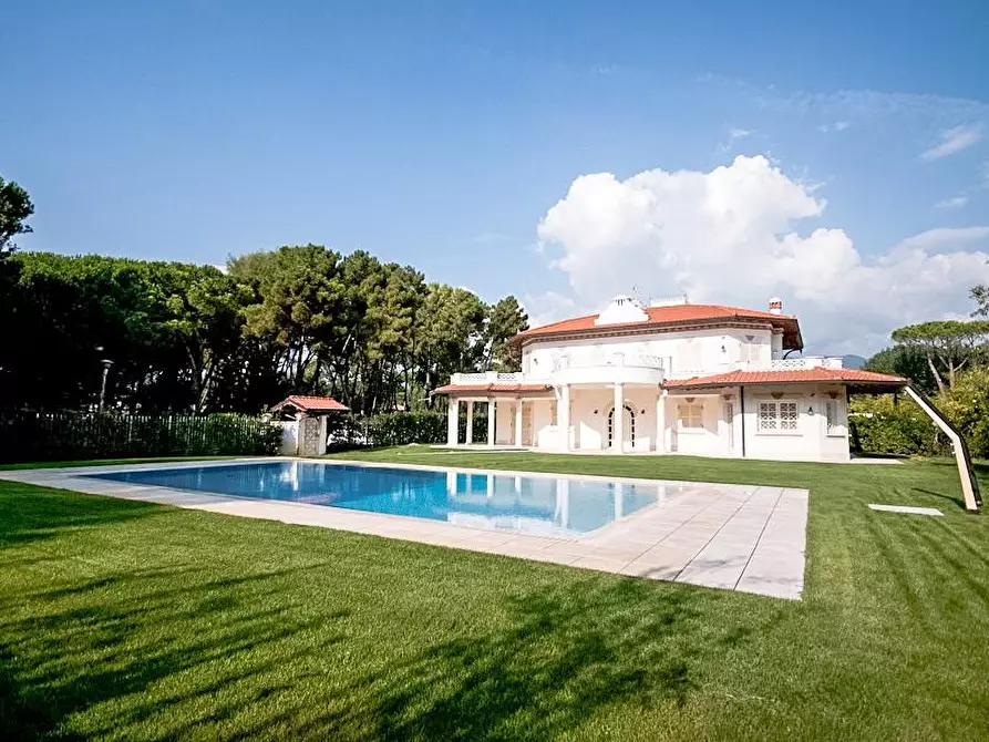 Immagine 3 di Villa in vendita  a Forte Dei Marmi