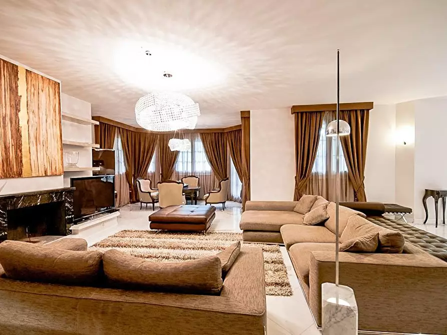 Immagine 14 di Villa in vendita  a Forte Dei Marmi