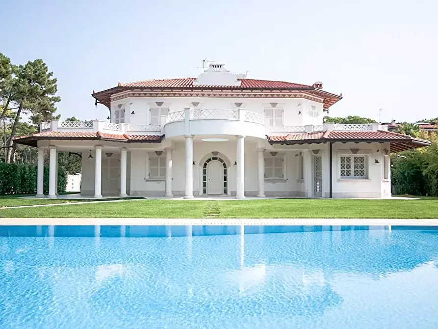 Immagine 9 di Villa in vendita  a Forte Dei Marmi