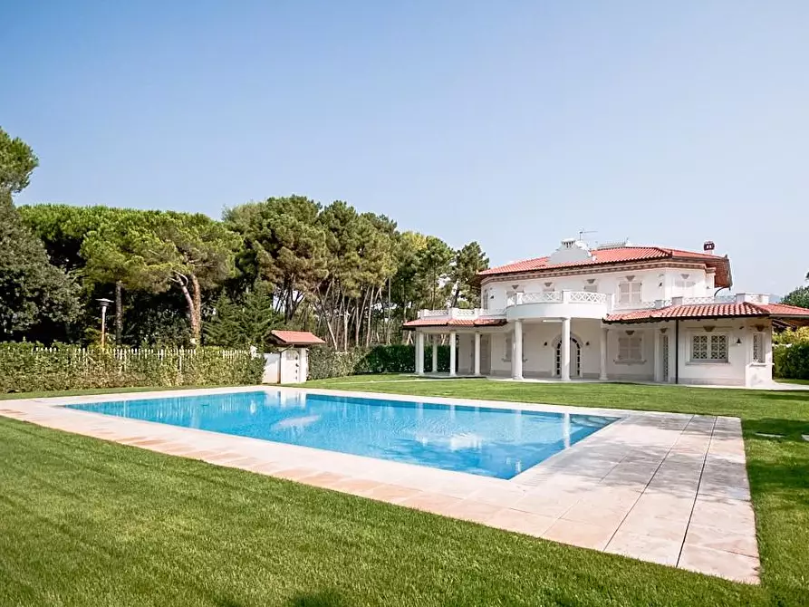 Immagine 7 di Villa in vendita  a Forte Dei Marmi