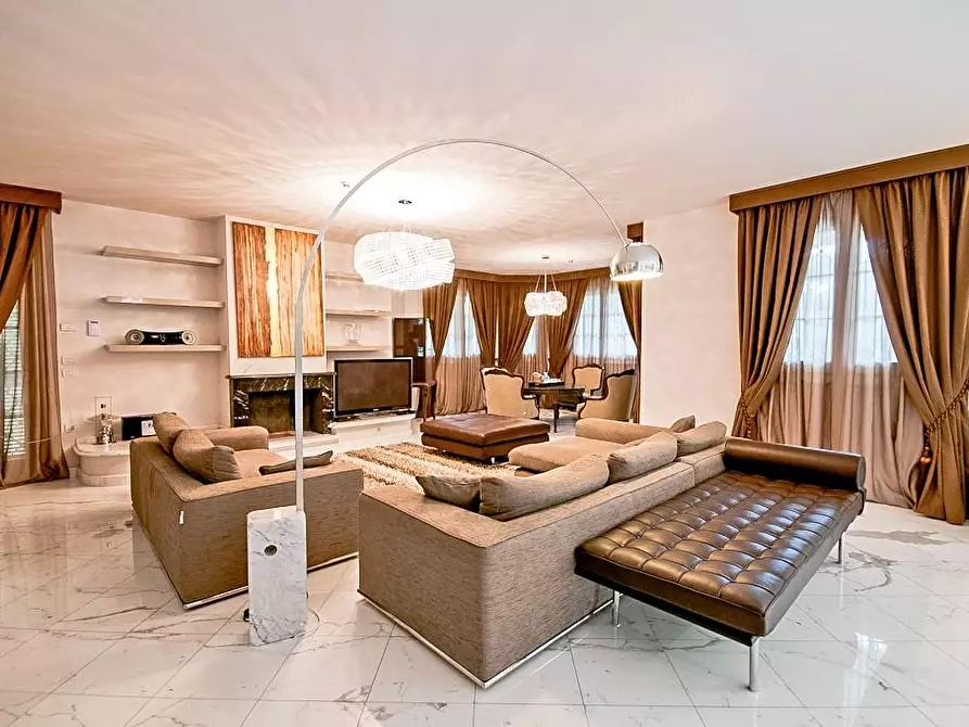 Immagine 12 di Villa in vendita  a Forte Dei Marmi