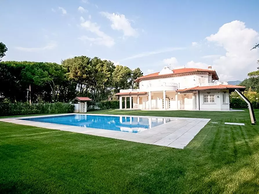 Immagine 4 di Villa in vendita  a Forte Dei Marmi