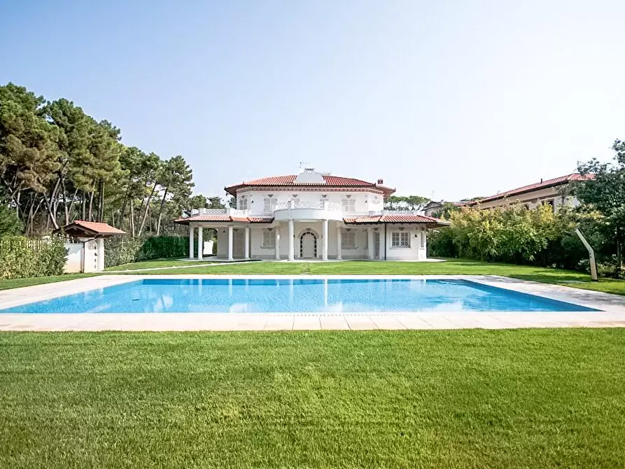 Immagine 8 di Villa in vendita  a Forte Dei Marmi