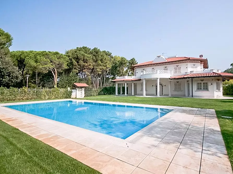 Immagine 10 di Villa in vendita  a Forte Dei Marmi