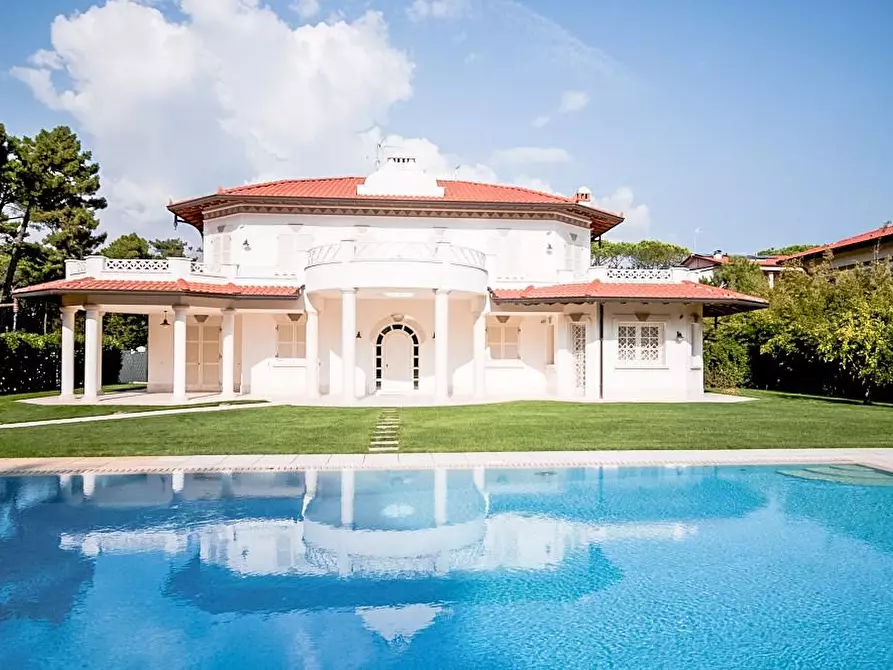 Immagine 1 di Villa in vendita  a Forte Dei Marmi