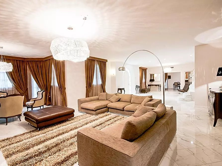 Immagine 13 di Villa in vendita  a Forte Dei Marmi