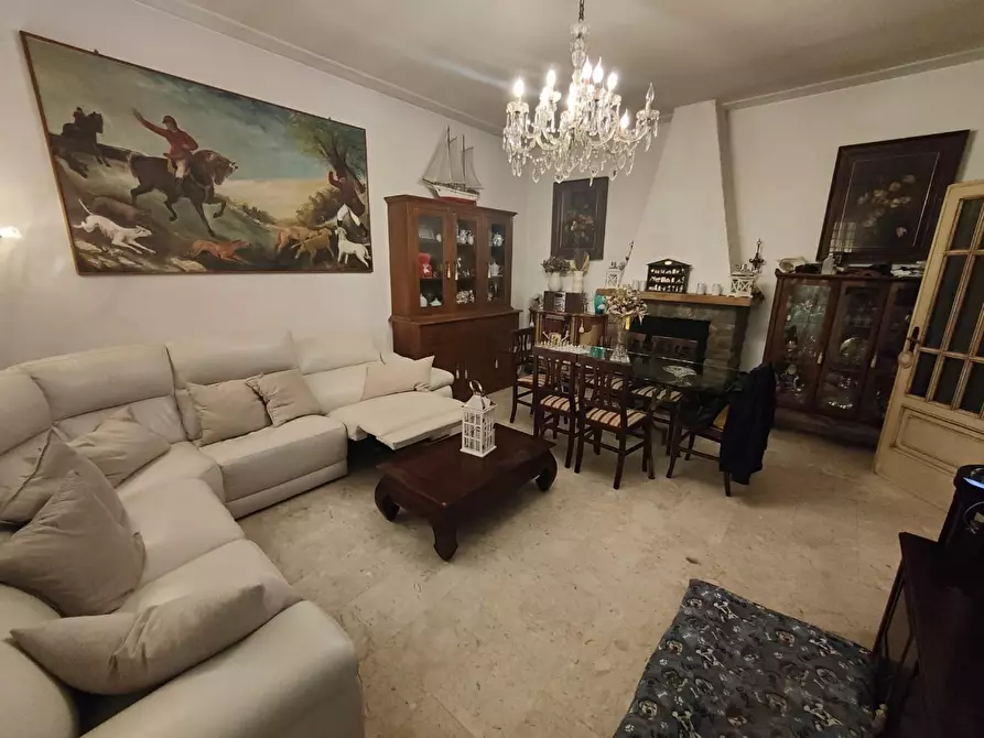 Immagine 2 di Casa indipendente in vendita  a Viareggio