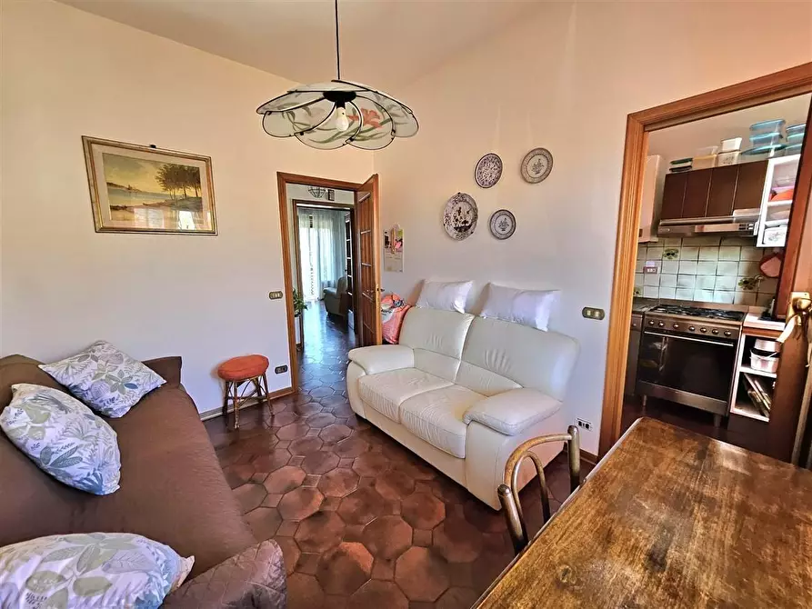 Immagine 9 di Porzione di casa in vendita  a Massa