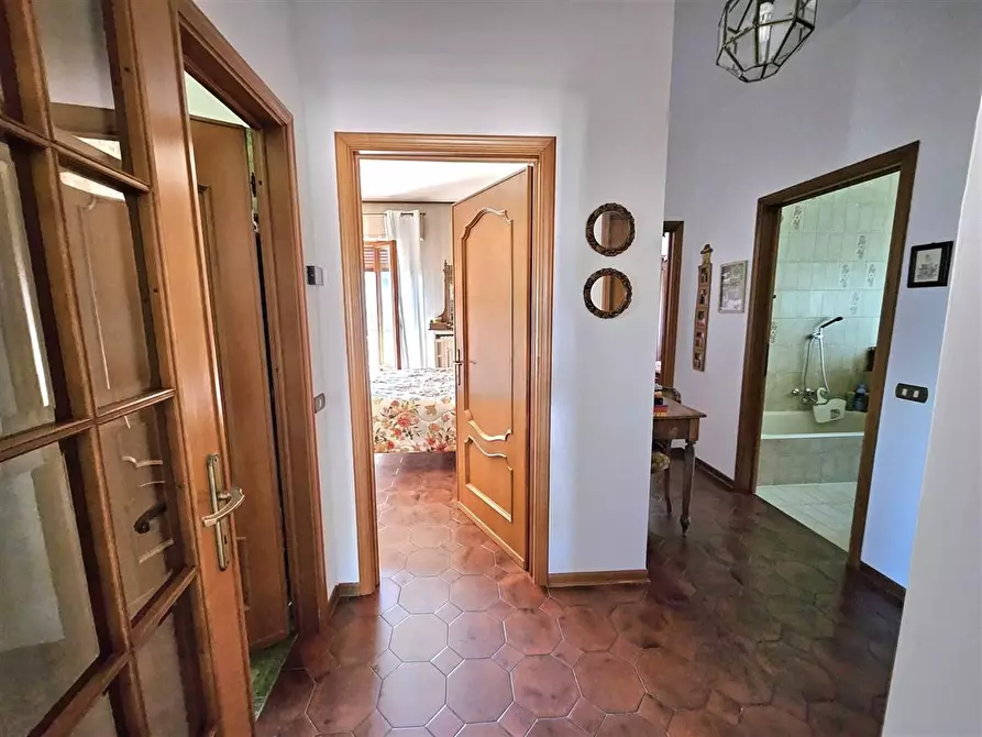 Immagine 13 di Porzione di casa in vendita  a Massa