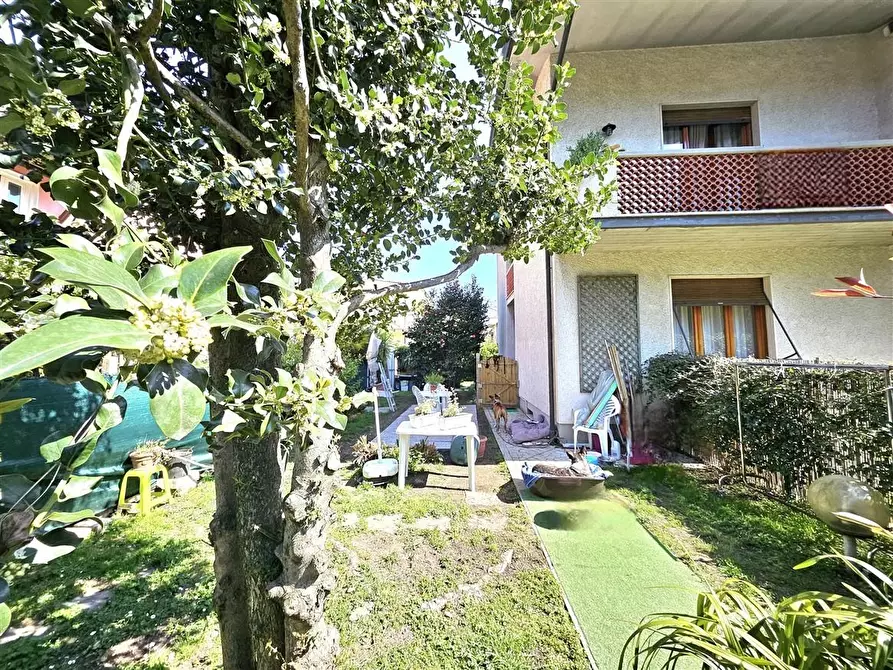 Immagine 2 di Porzione di casa in vendita  a Massa