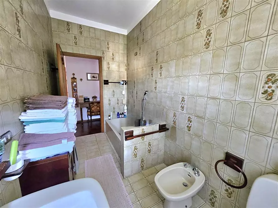 Immagine 25 di Porzione di casa in vendita  a Massa