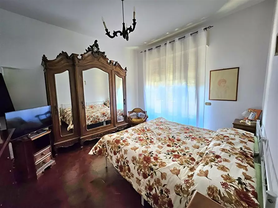 Immagine 21 di Porzione di casa in vendita  a Massa