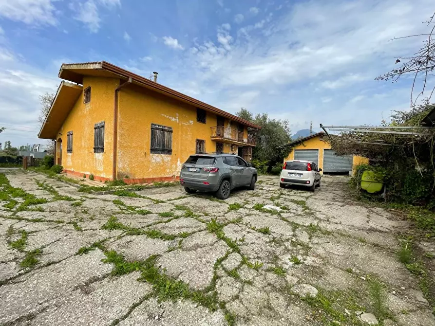 Immagine 1 di Villa in vendita  a Camaiore