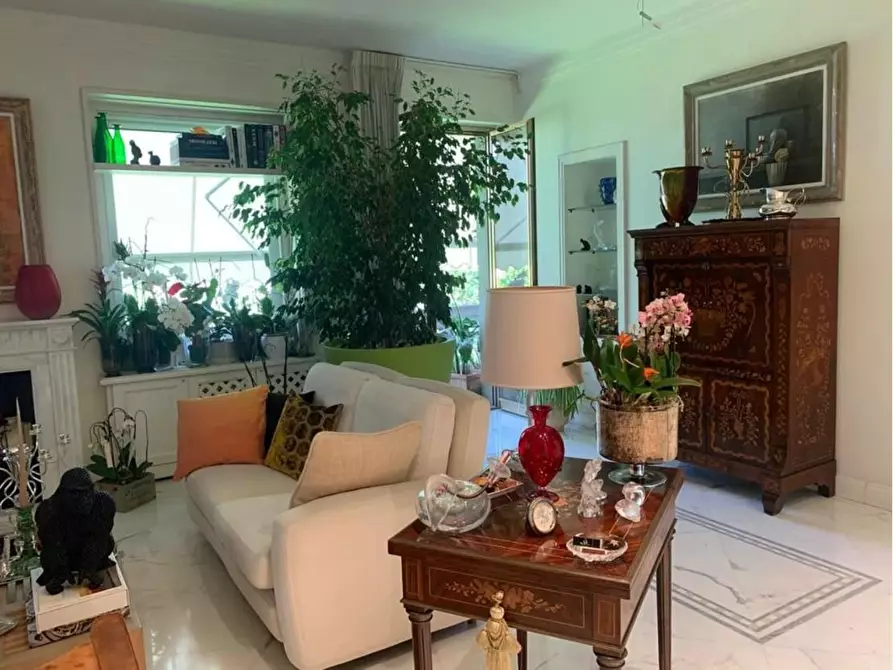 Immagine 1 di Appartamento in vendita  a Massa