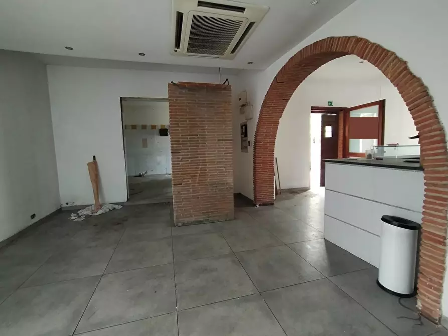 Immagine 2 di Locale commerciale in affitto  a San Giuliano Terme