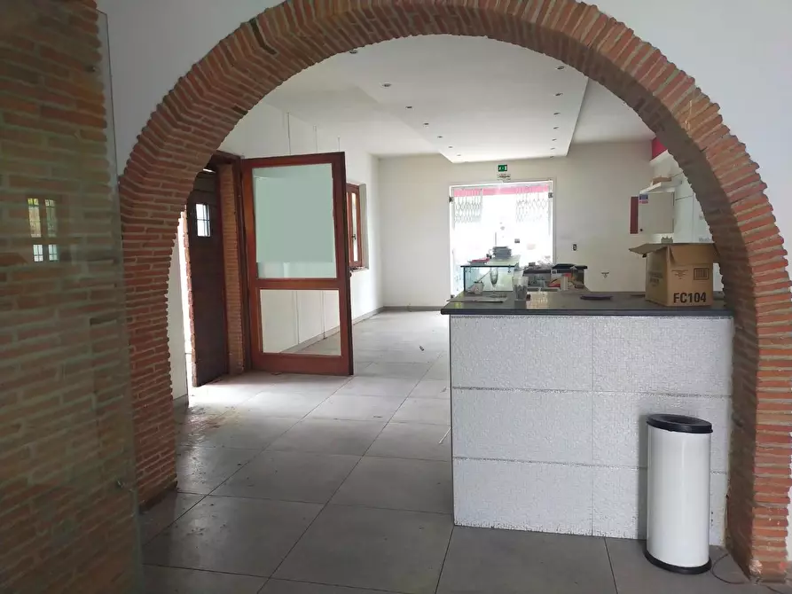 Immagine 1 di Locale commerciale in affitto  a San Giuliano Terme