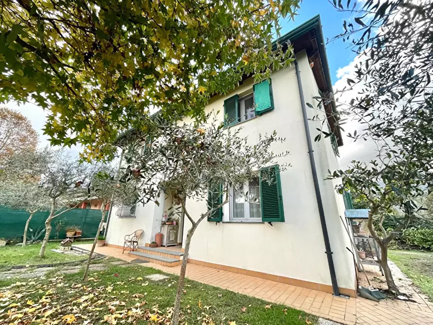 Immagine 1 di Villa in vendita  a Montignoso