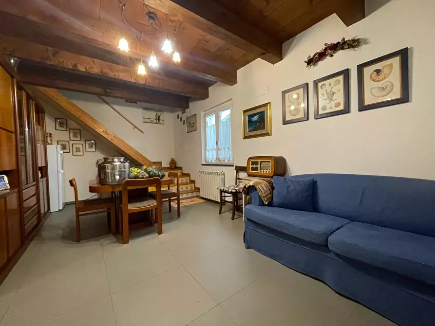 Immagine 3 di Villa in vendita  a Montignoso