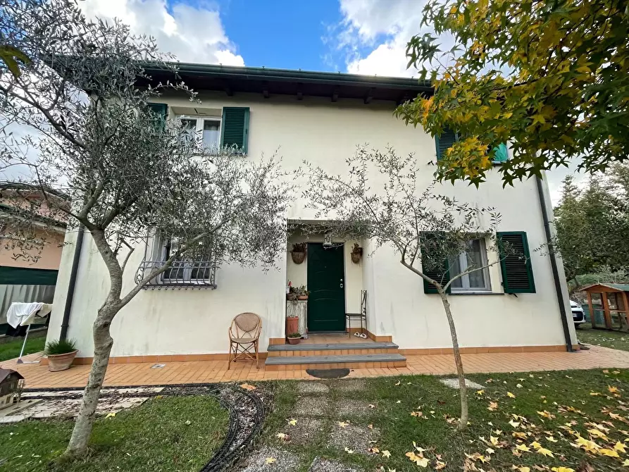 Immagine 2 di Villa in vendita  a Montignoso